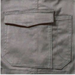 フラップ付胸ポケット