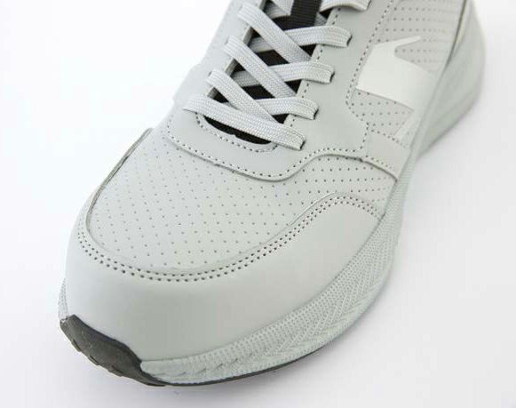 アッパー素材に合成皮革を使用し、水や油の浸入を軽減。<br>※表面の凸凹は型押し加工によるもので、穴は開いていません。