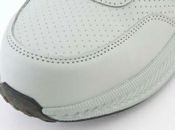 アッパー素材に合成皮革を使用し、水や油の浸入を軽減。<br>※表面の凸凹は型押し加工によるもので、穴は開いていません。