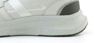 クッション性に優れたミッドソールで足への負担を軽減。