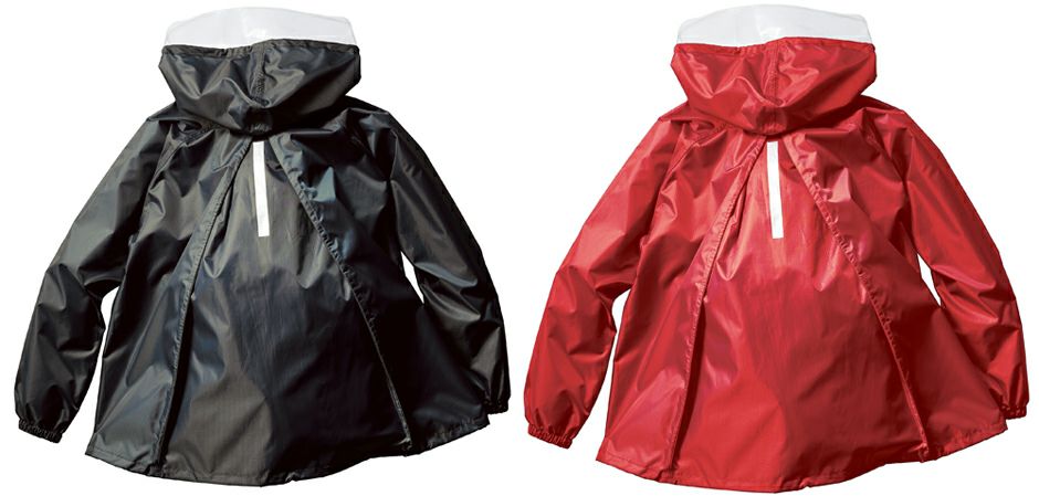 リュック着用時背面<br>ブラック＃49（左側）、レッド＃70（右側）