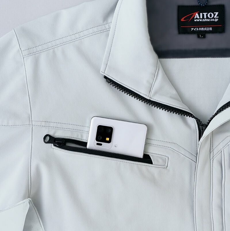 ファスナーポケット<br>携帯電話等を出し入れしやすいファスナー付の大型ポケット。