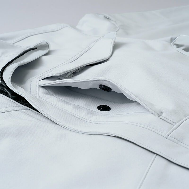 ダブルポケット<br>左胸にサイドから手が入るスリットポケットを装備、内側に仕切りフラップ付き。