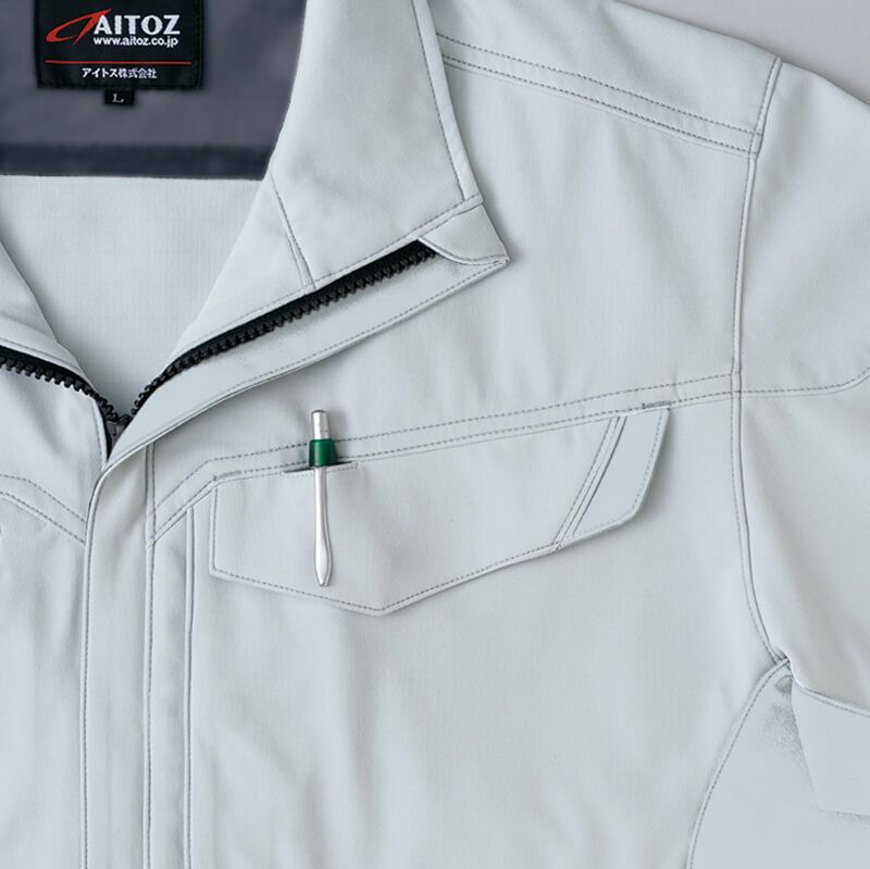 フロントペン差し<br>左右どちらからも取り出しやすい位置にペン差しを装備。