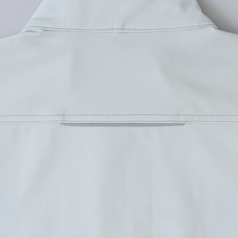 背中反射パイピング<br>背中に反射パイピングを装備し安全性に配慮。