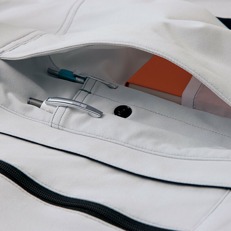 左マルチポケット<br>左胸のスリット内部にペン差しと携帯やメモが収納できるサブポケットを装備。