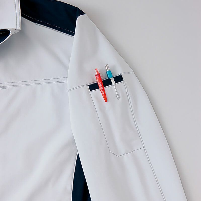 袖ペン差し<br>袖の取り出しやすい位置にあり、よく使うペン等を便利に収納。