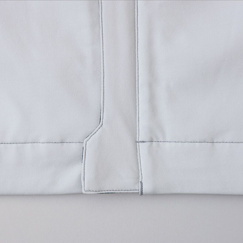 ファスナーガード<br>ファスナーをカバーして当たる物へのキズ付きを防ぐガード仕様。