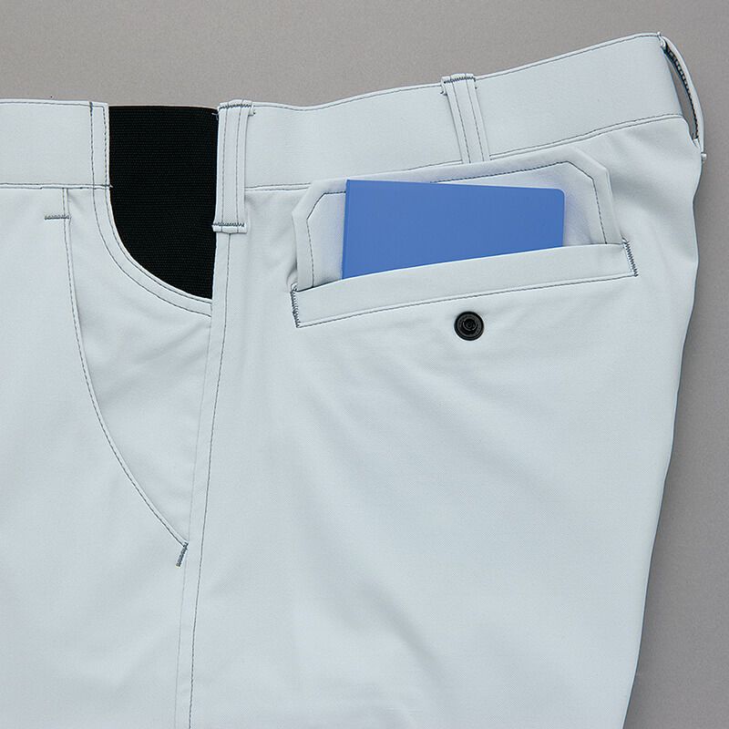 ヒップポケット<br>ドットボタン付きのヒップポケットを装備。