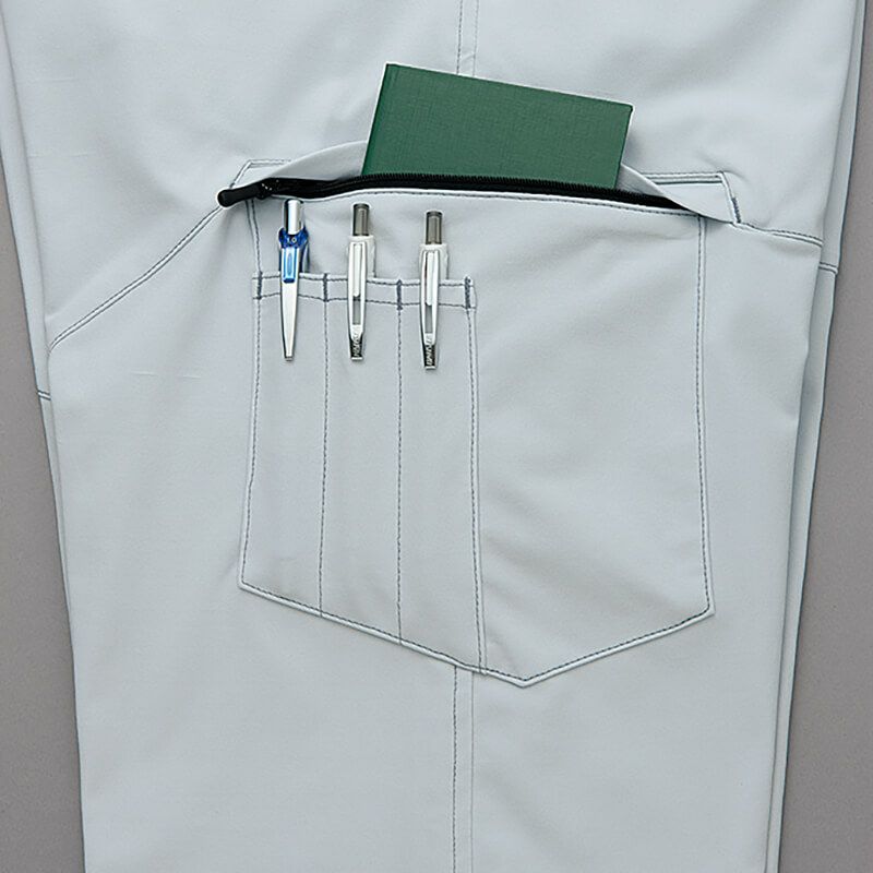 ペン差し付ポケット<br>右側カーゴポケットにはペン差しとジッパーポケットを装備。