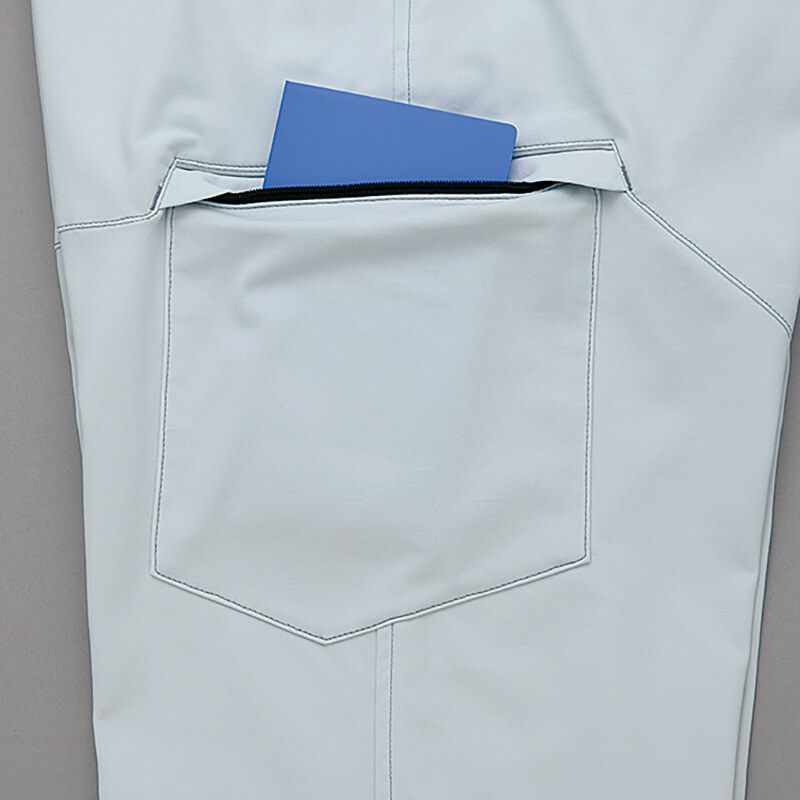 カーゴポケット<br>すっきりとしたシルエットを保つシンプルなカーゴポケット。