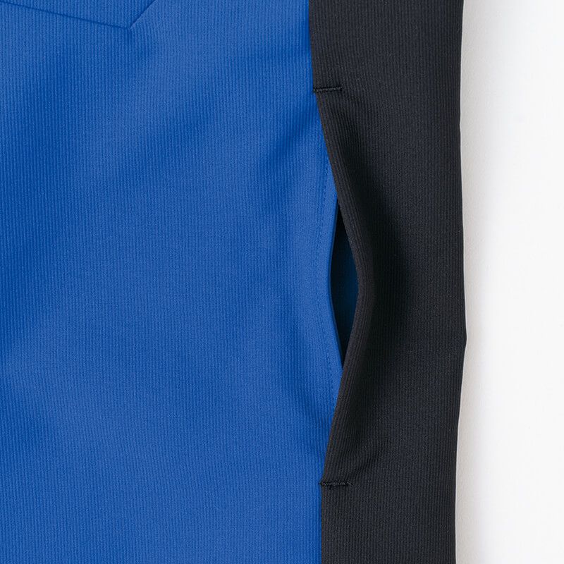 逆開ポケット<br>収納物が飛び出すのを防ぐ逆開きポケットを採用