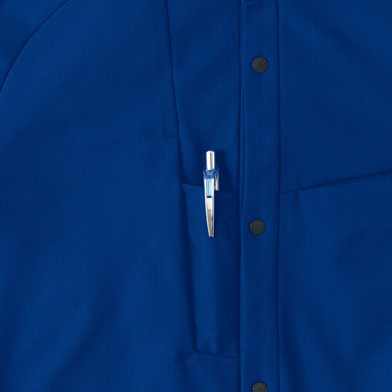 胸ペン差し（シャツ）<br>右胸に切り返しのデザインを生かしたペン差しを装備