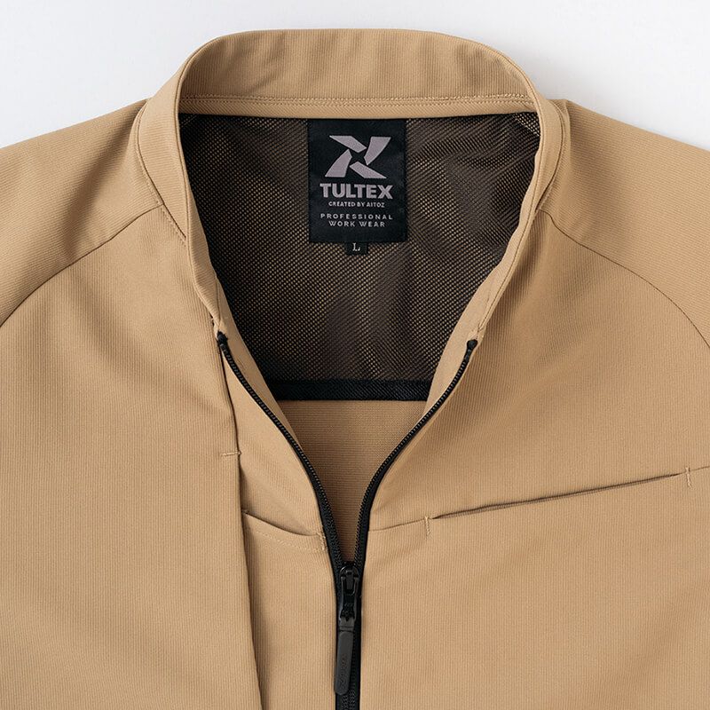 背裏メッシュ<br>首回りの生地のべたつきを防ぎ、快適に過ごせるメッシュ仕様