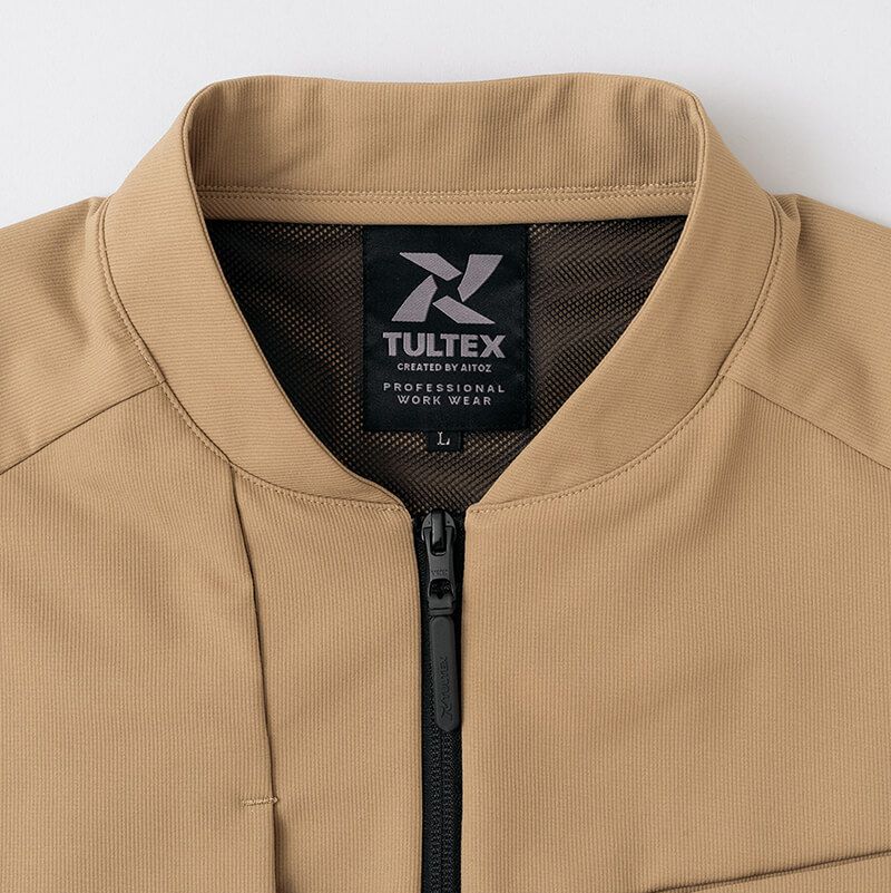 ショートスタンドカラー<br>スポーティーで軽快な印象のショートスタンドカラー