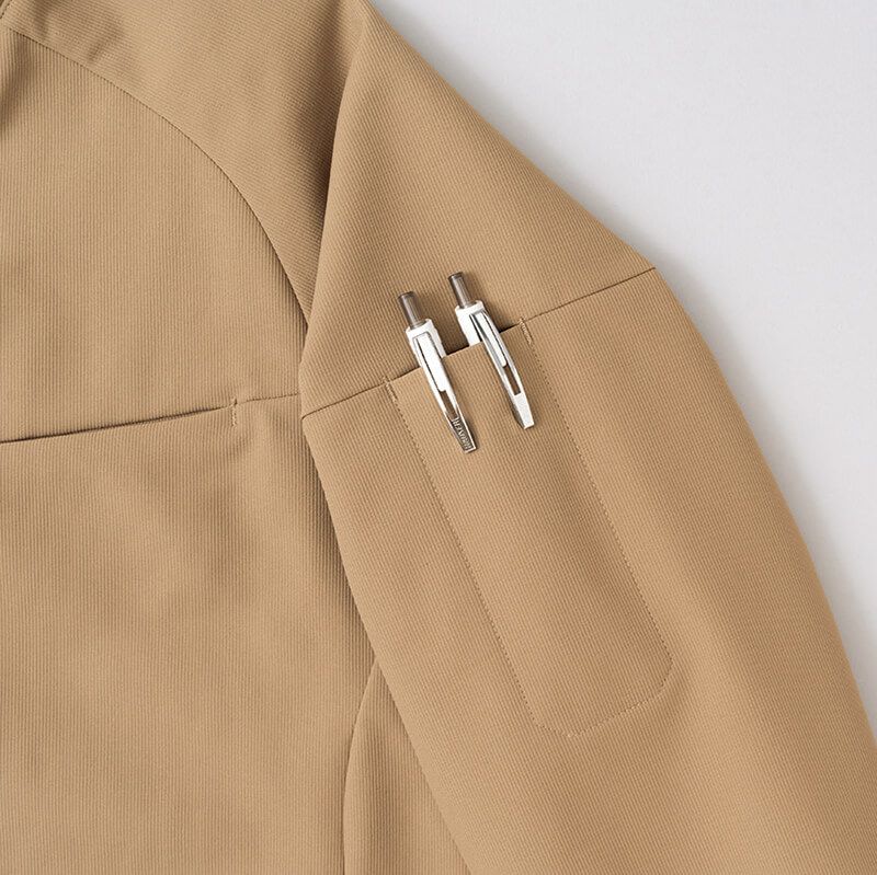 袖ペン差し<br>袖の取り出しやすい位置にあり、よく使うペン等の収納に便利