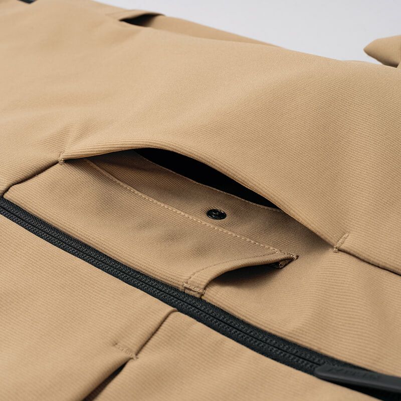 大容量ポケット<br>右胸部にドットボタン付きのポケットを装備。大容量でさまざまな物の収納が可能
