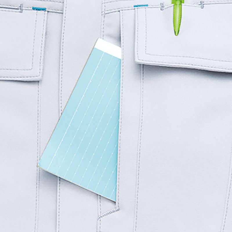 左胸スリットポケット<br>野帳やスマートフォンが出し入れしやすい大型ポケットを配置。