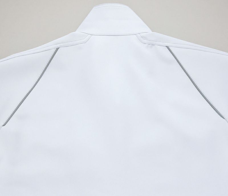 背部反射パイピング<br>背肩部に反射パイピングを施し安全に配慮。