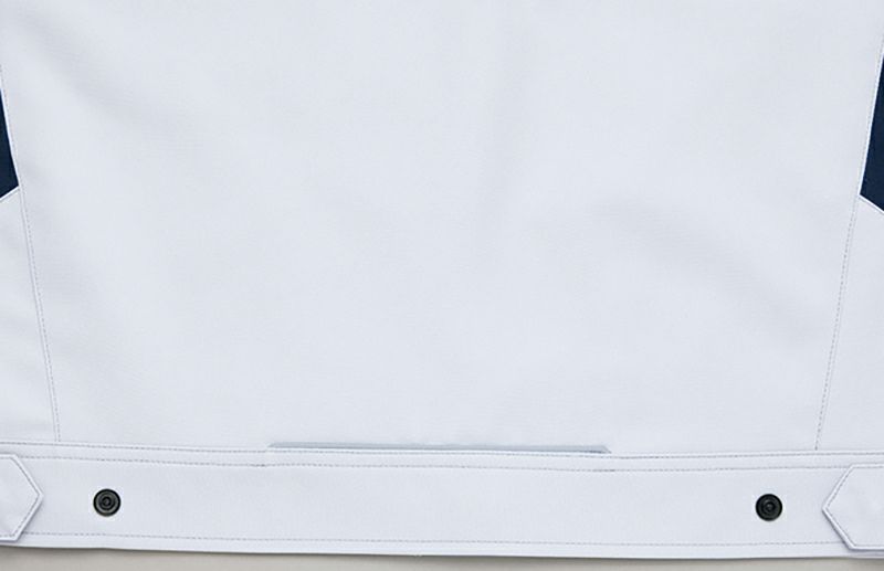 裾部反射パイピング<br>背部は裾にも反射パイピングを装備。