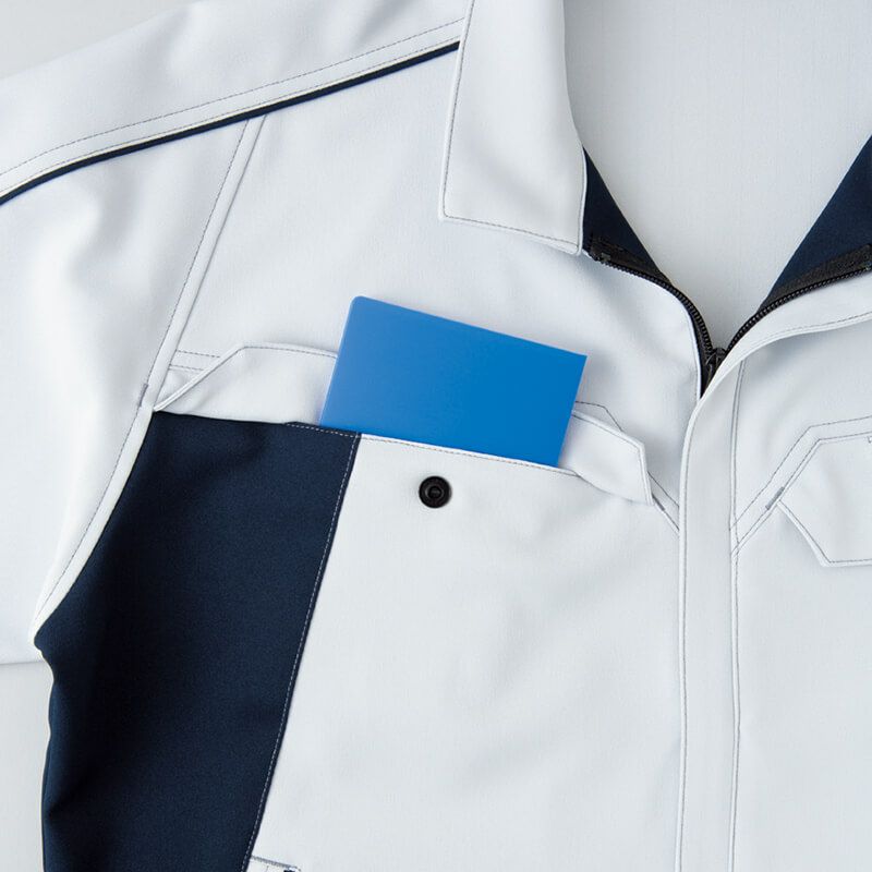 胸ポケット<br>手帳などを収納できるシンプルな胸ポケットを装備