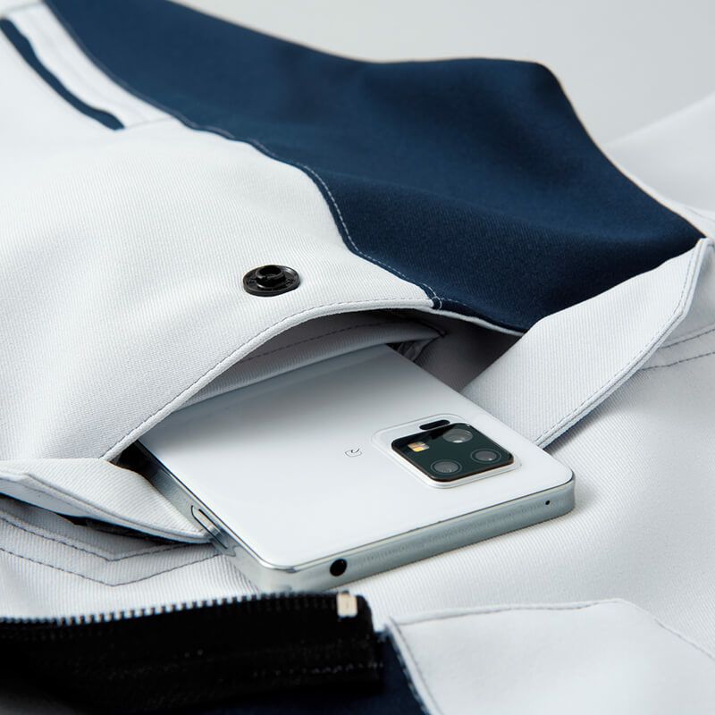 胸インナーポケット<br>胸のポケットは、携帯電話を収納できる内ポケット付