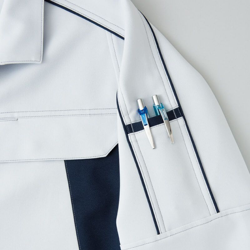 袖ペン差し<br>袖の取り出しやすい位置にあり、よく使うペン等の収納に便利