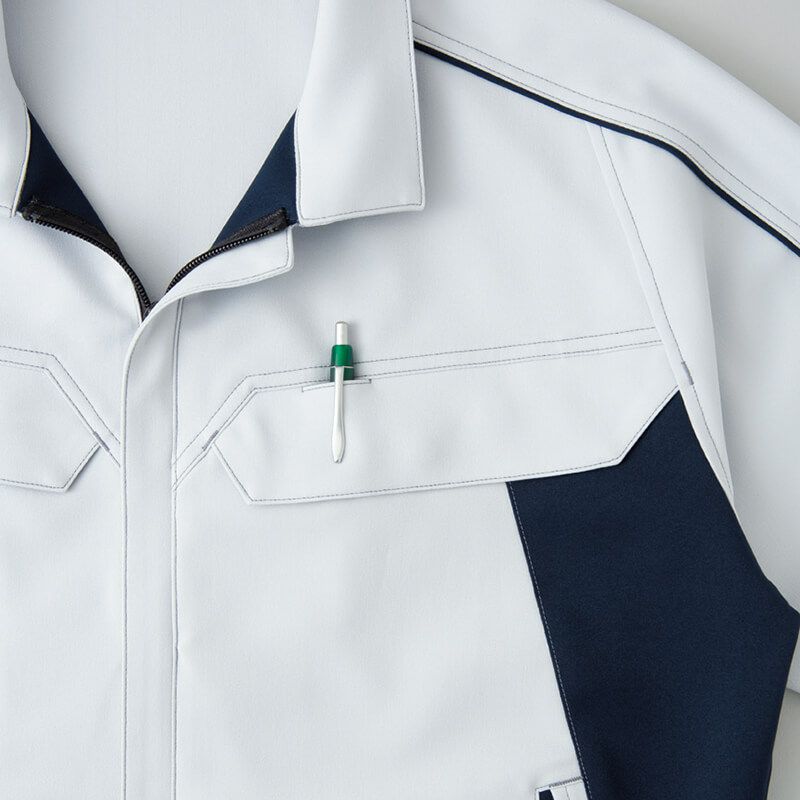 胸ペン差し<br>左胸の取り出しやすい位置にペン差しを装備