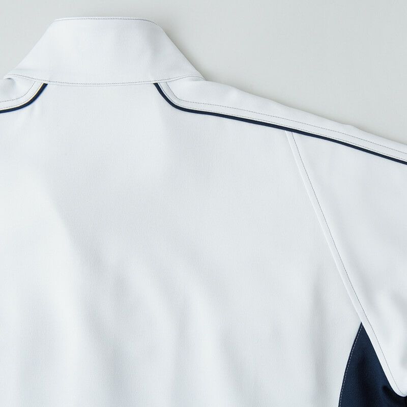 配色パイピング<br>スタイルをシャープに引き立てるアクセントのパイピング。