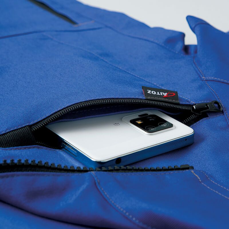 胸ファスナーポケット<br>胸のファスナーポケットは、携帯電話を収納できる内ポケット付。