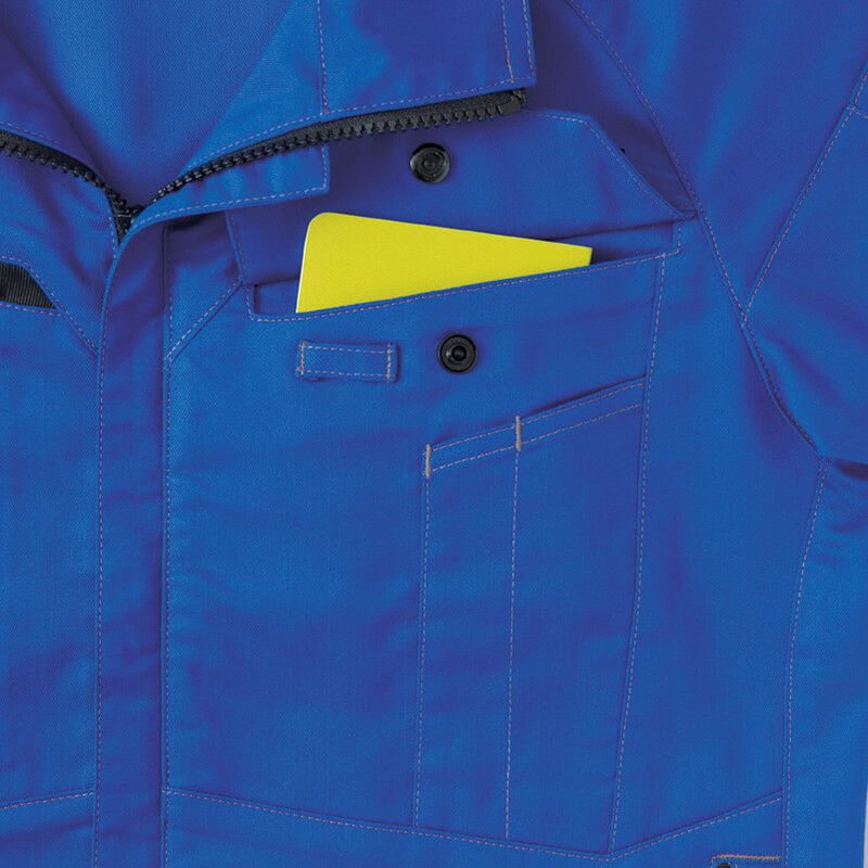 胸ポケット<br>手帳などを収納できるシンプルな胸ポケットを装備。