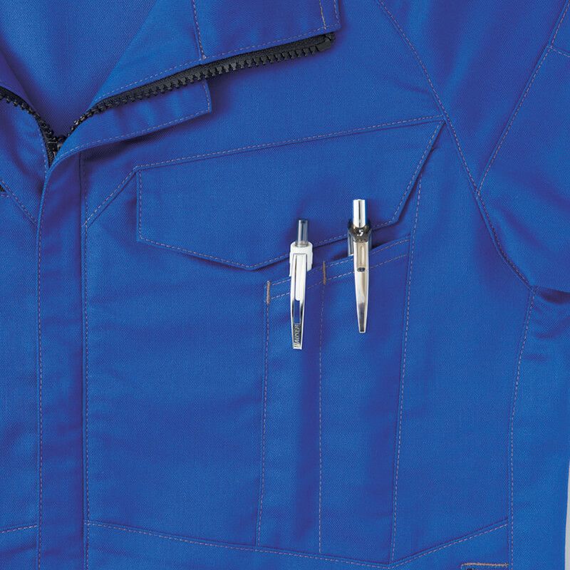 胸ペン差し<br>左胸下の取り出しやすい位置にツインペン差しを装備