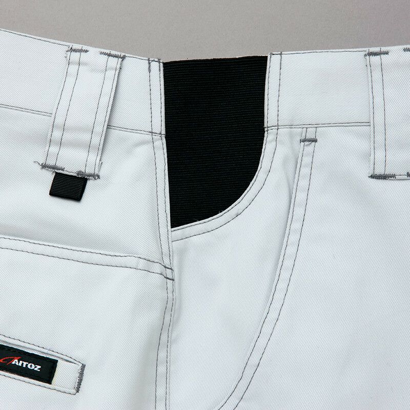 イージーウエスト仕様<br>脇にゴムを挟み込みウエストの動きに対して柔軟に対応できます。