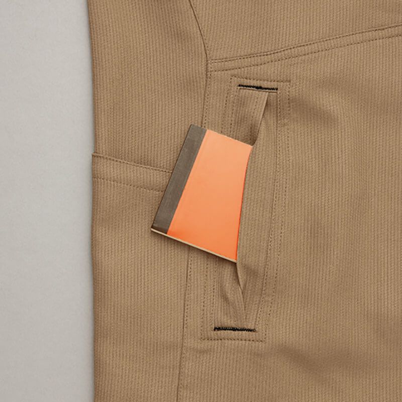 ターンポケット<br>作業中も中身が飛び出しにくく、出し入れもスムーズ。