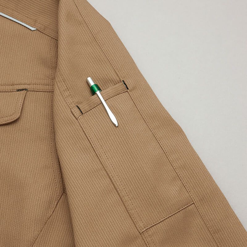 袖ペン差し<br>袖の取り出しやすい位置にあり、よく使うペン等の収納に便利。