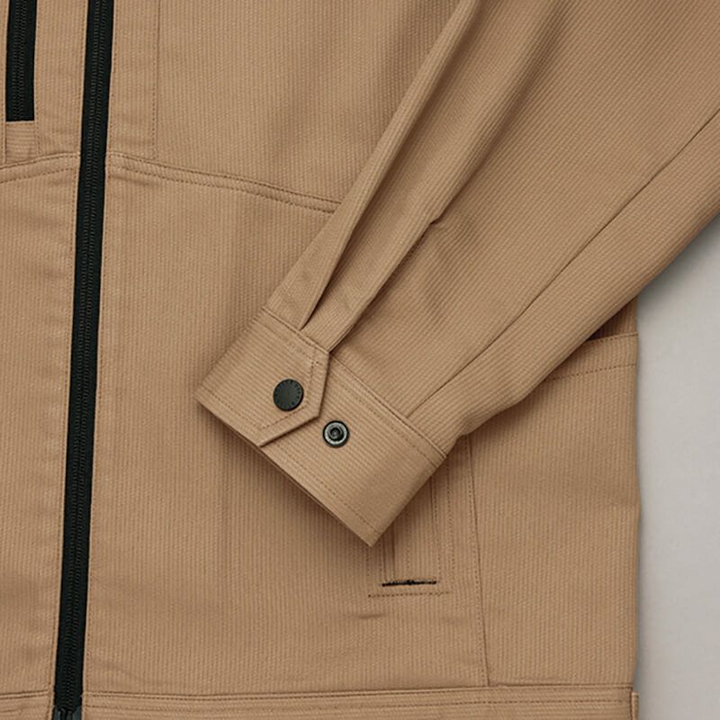 袖口アジャスター<br>ドットボタンで二段階に調整が可能。