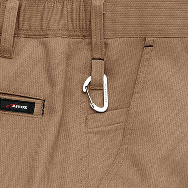 ツインループ<br>ベルトループ下の両側に鍵やキーチェーンが取り付けられるサブループを左右に装備。