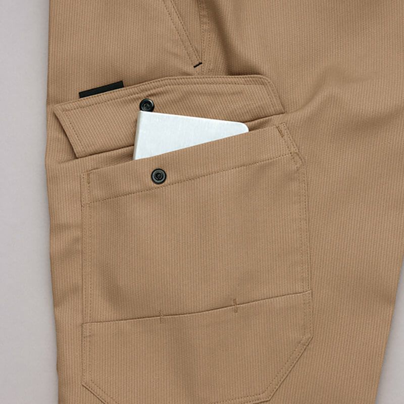 カーゴポケット<br>軽装時にも威力を発揮する、充実した収納力のカーゴポケット。