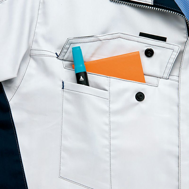 マルチ胸ポケット<br>ペンやスケール、手帳などを収納出来るマルチポケット。