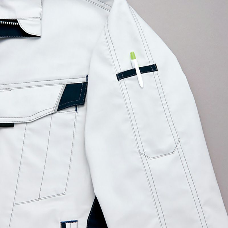 袖ペン差し<br>袖の取り出しやすい位置にあり、よく使うペンなどを便利に収納。