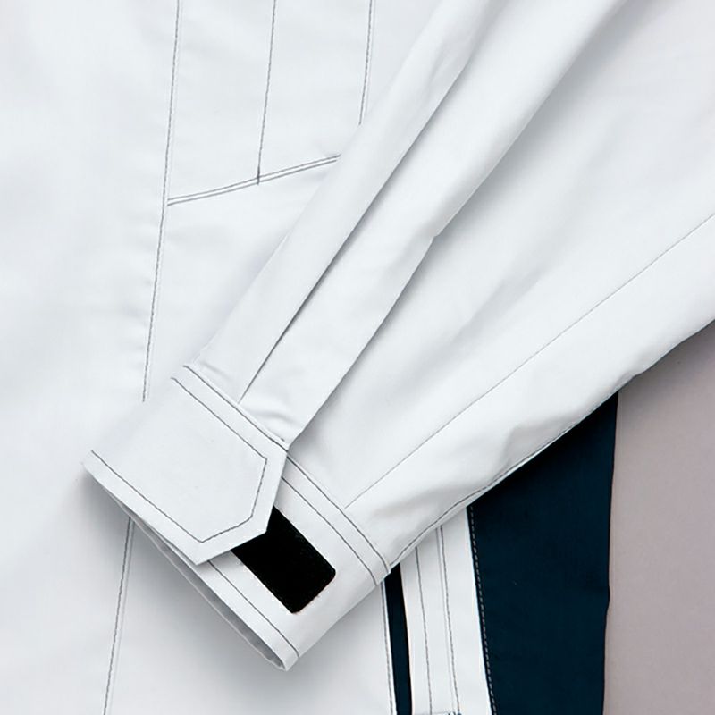 袖口マジックテープ止め<br>マジックテープ使用でワンタッチで調節可能。