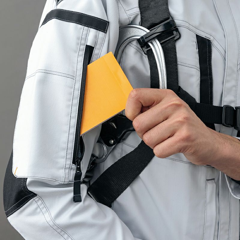 右袖ファスナーポケット<br>通常のスマートフォンがすっぽり入る袖の大型ファスナーポケット。