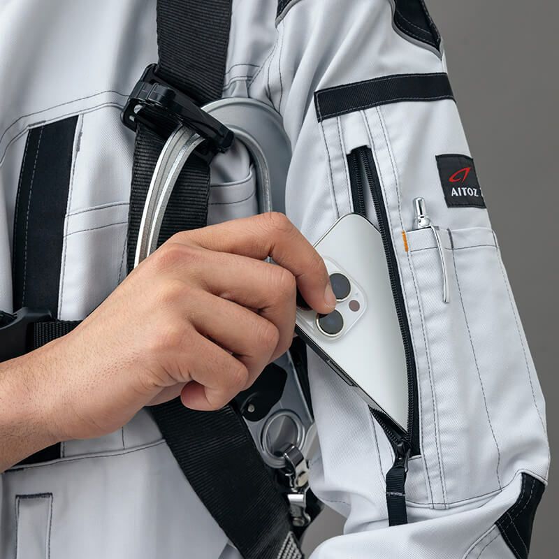 左袖ファスナーポケット<br>ポケットに ペン 差し付ハーネスの干渉を受けずに使用できる。