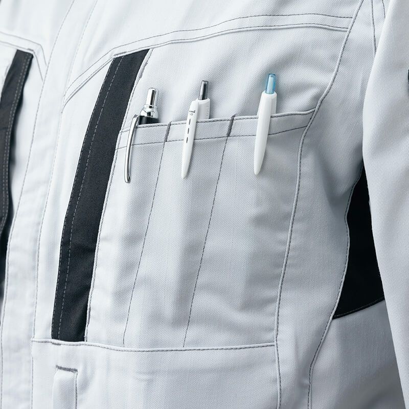 左胸ペン差し付ポケット<br>左 胸にはペン差し付ポケットを装備し、充分な収納力を確保。