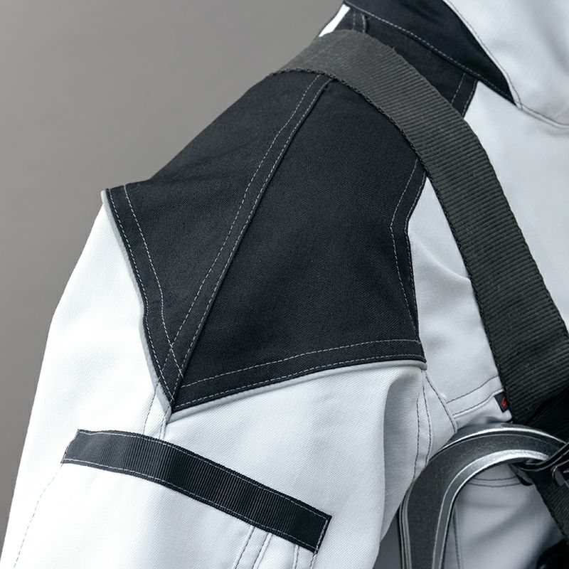 反射パイピング<br>前後の肩部に反射パイピングを施し、360°夜間の視認性を確保。