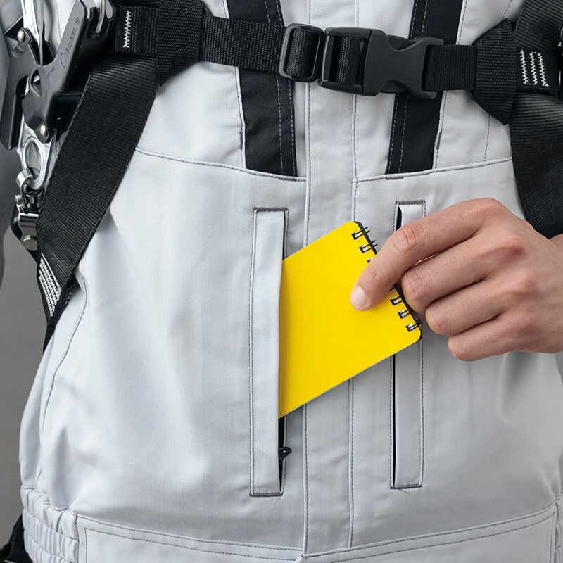 ウエストファスナーポケット<br>隠しファスナータイプのウエストポケット。スマートフォンも収納が可能。