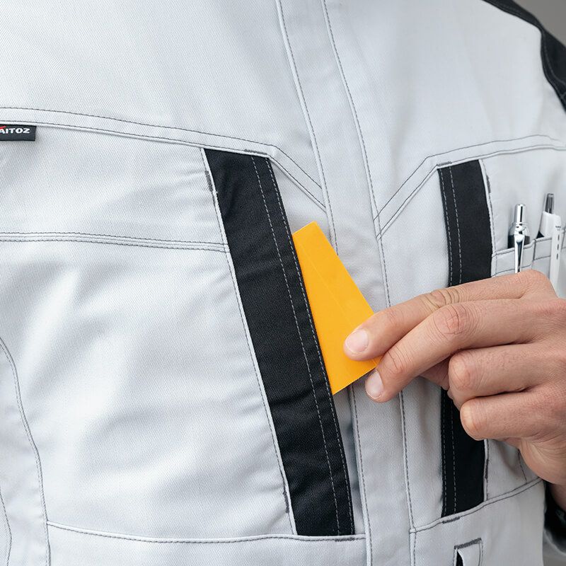 両胸V字ポケット<br>V 字の出し入れしやすい胸ポケットを装備。