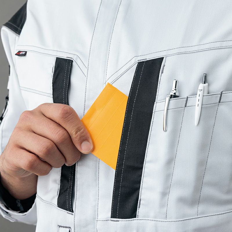 両胸V字ポケット<br>V 字の出し入れしやすい胸ポケットを装備。