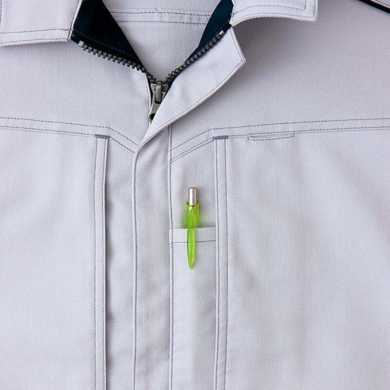 フロントペン差し<br>左右どちらからも取り出しやすい位置に分割ペン差しを装備。