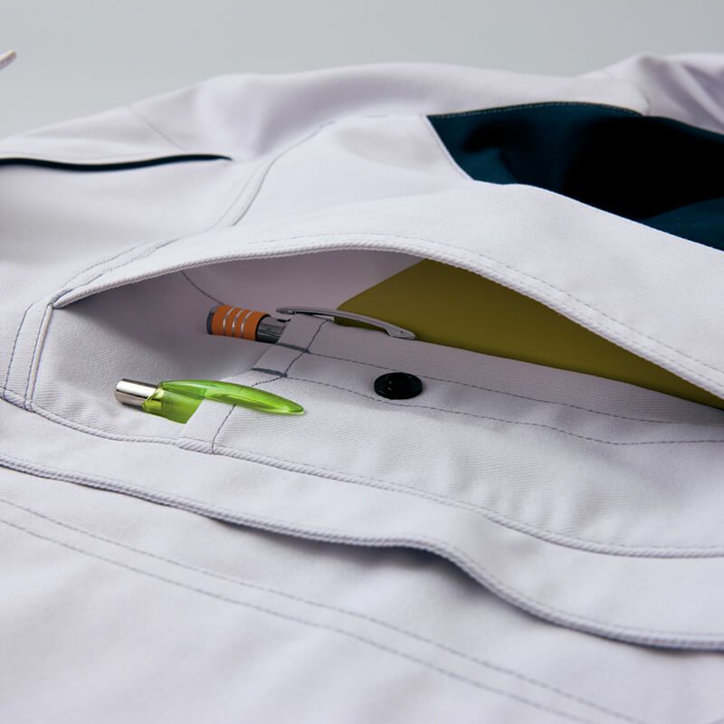 左マルチポケット<br>左胸のスリット内部にペン差しと携帯やメモが収納できるサブポケットを装備。